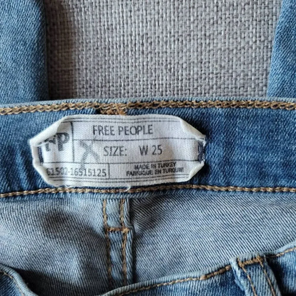 Free people womens Sz W 25 blue distressed raw hem skinny jeans